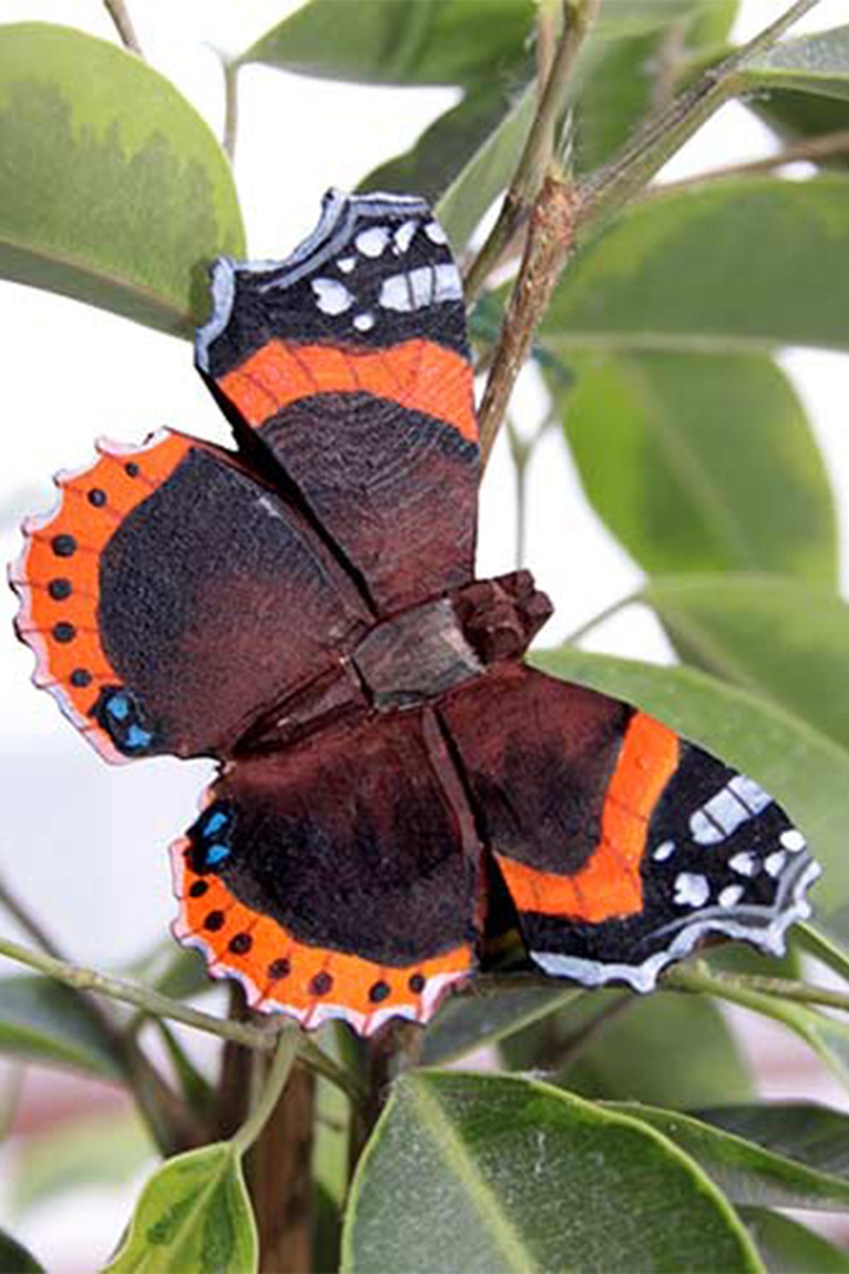 Magnete in legno a forma di farfalla Vanessa atalanta.