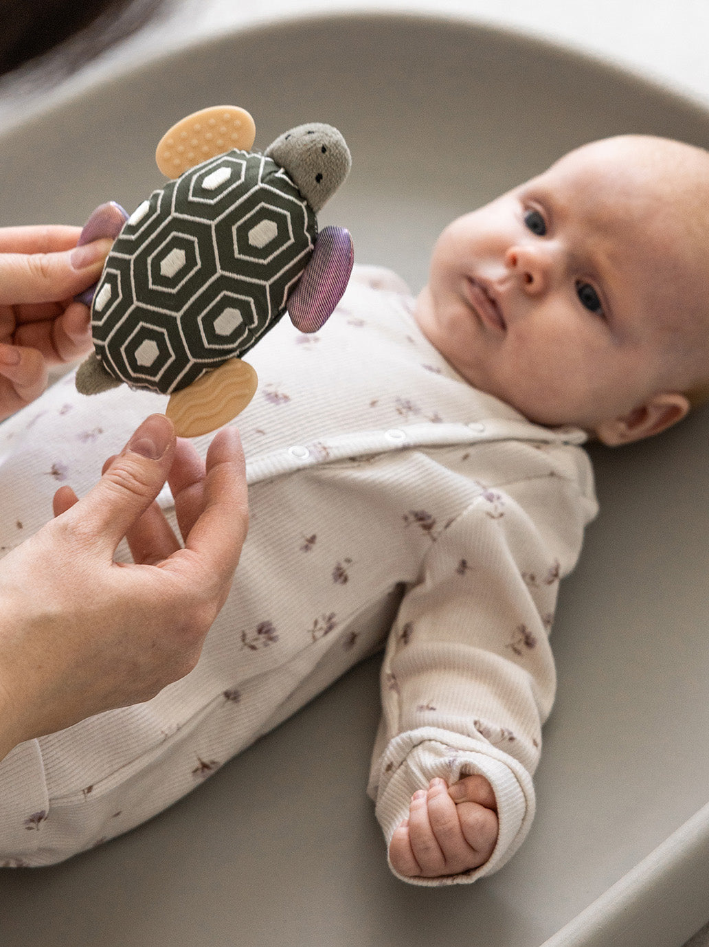 Sensoryczna zabawka z lusterkiem Turbo Turtle Sebra BEBE Concept 