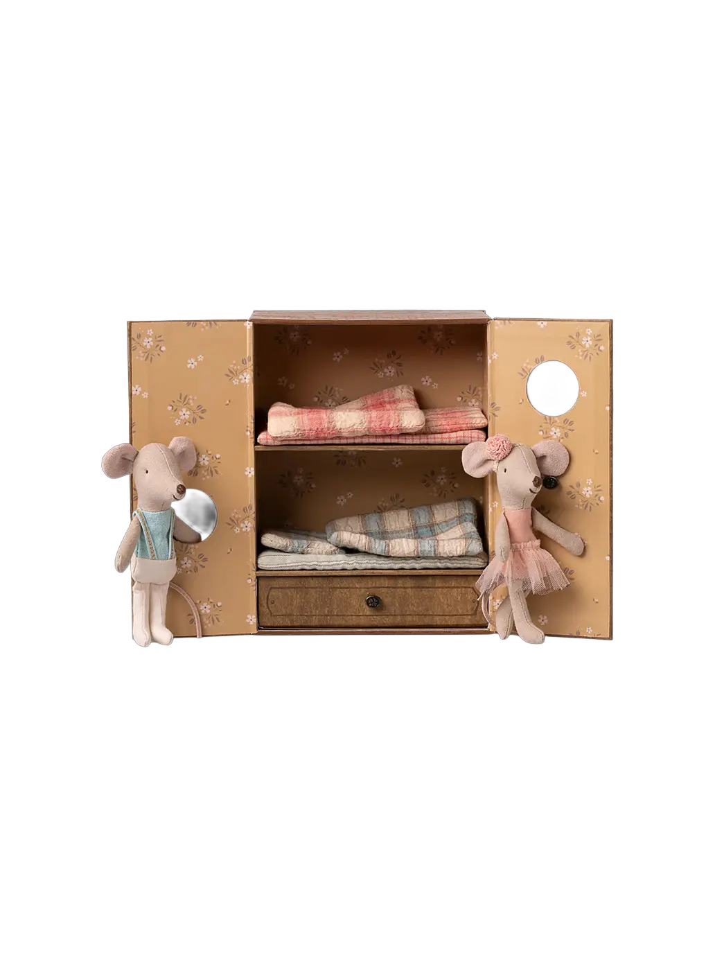 OUTLET Ballet mice in a dance studio