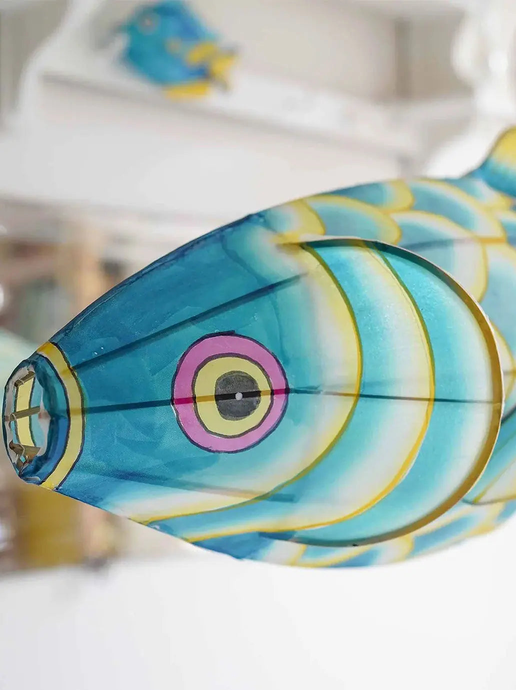 Ręcznie malowany lampion z jedwabiu Small Carp Petit Pan BEBE Concept 