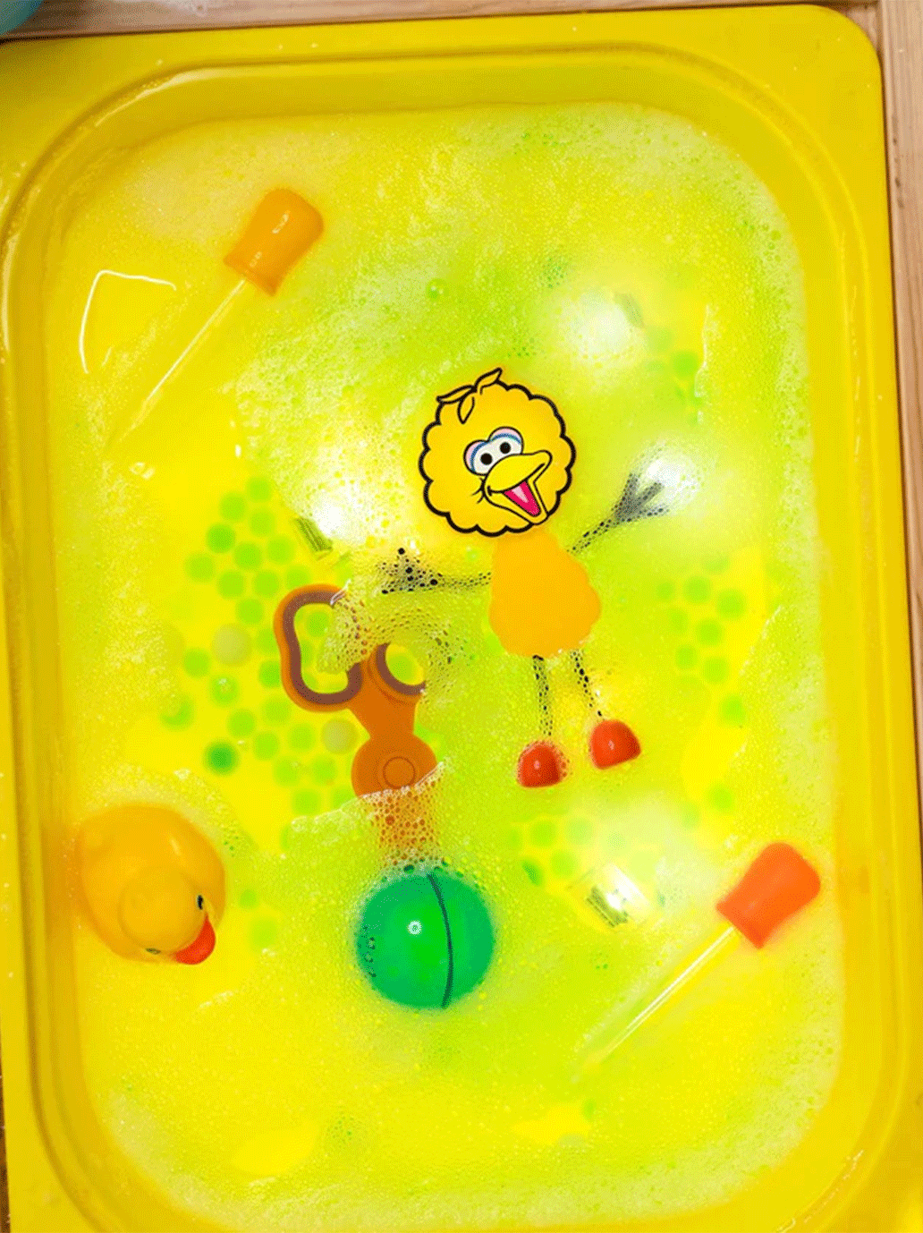 Kostki sensoryczne świecące w wodzie z ludzikiem Ulica Sezamkowa Glo Pals BEBE Concept 
