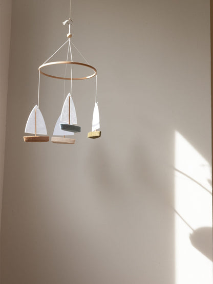 Dekoracyjny mobil Sailboats Kas Kopenhagen BEBE Concept 