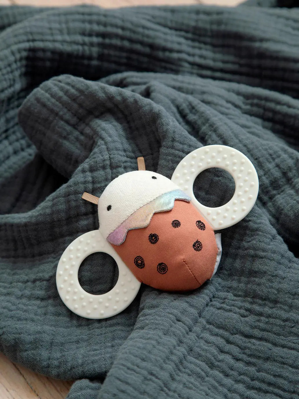Sensoryczna zabawka z lusterkiem Luca Ladybird Sebra BEBE Concept 