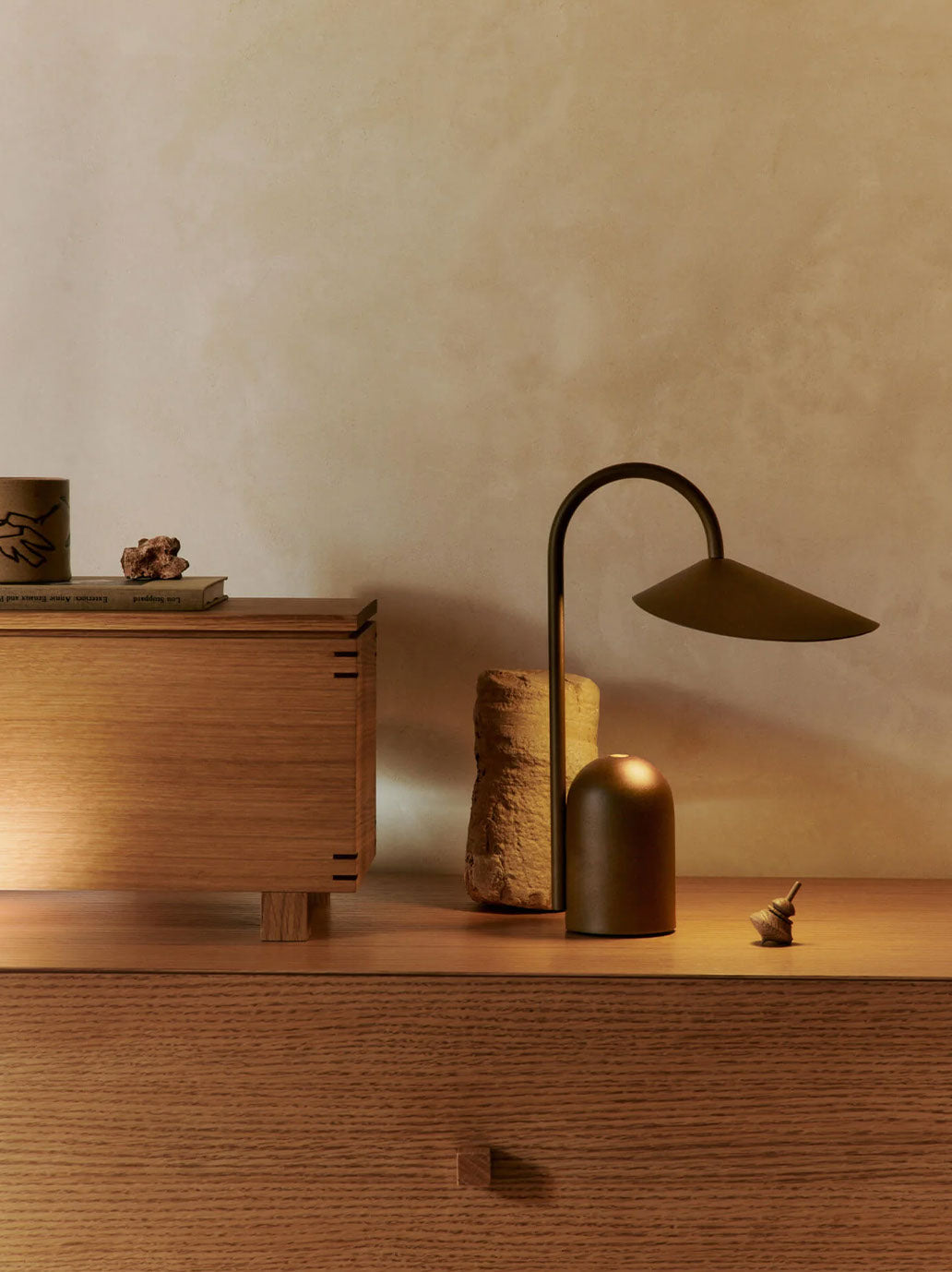 Bezprzewodowa lampka Arum Portable Lamp Ferm Living BEBE Concept 