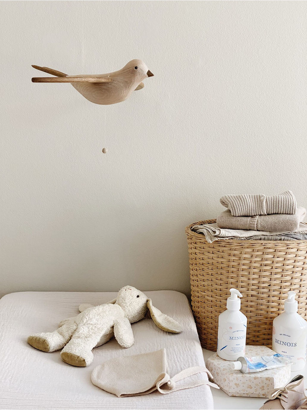 Ruchomy mobil drewniany ptak Koko Bird Kas Kopenhagen BEBE Concept 