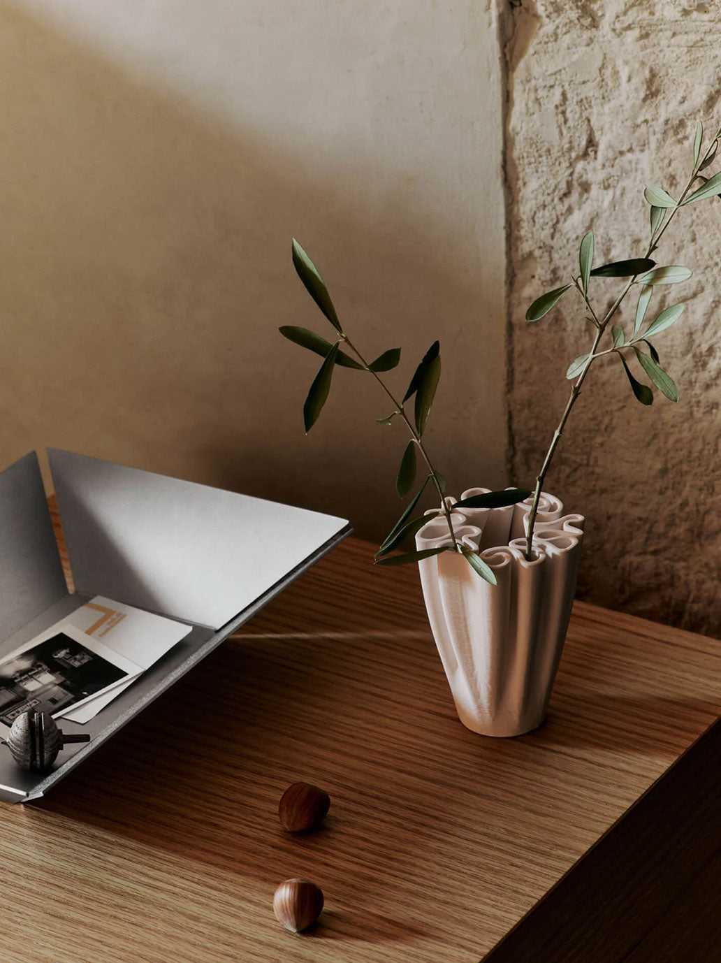 Ceramiczny wazon Dadali Vase Ferm Living BEBE Concept 