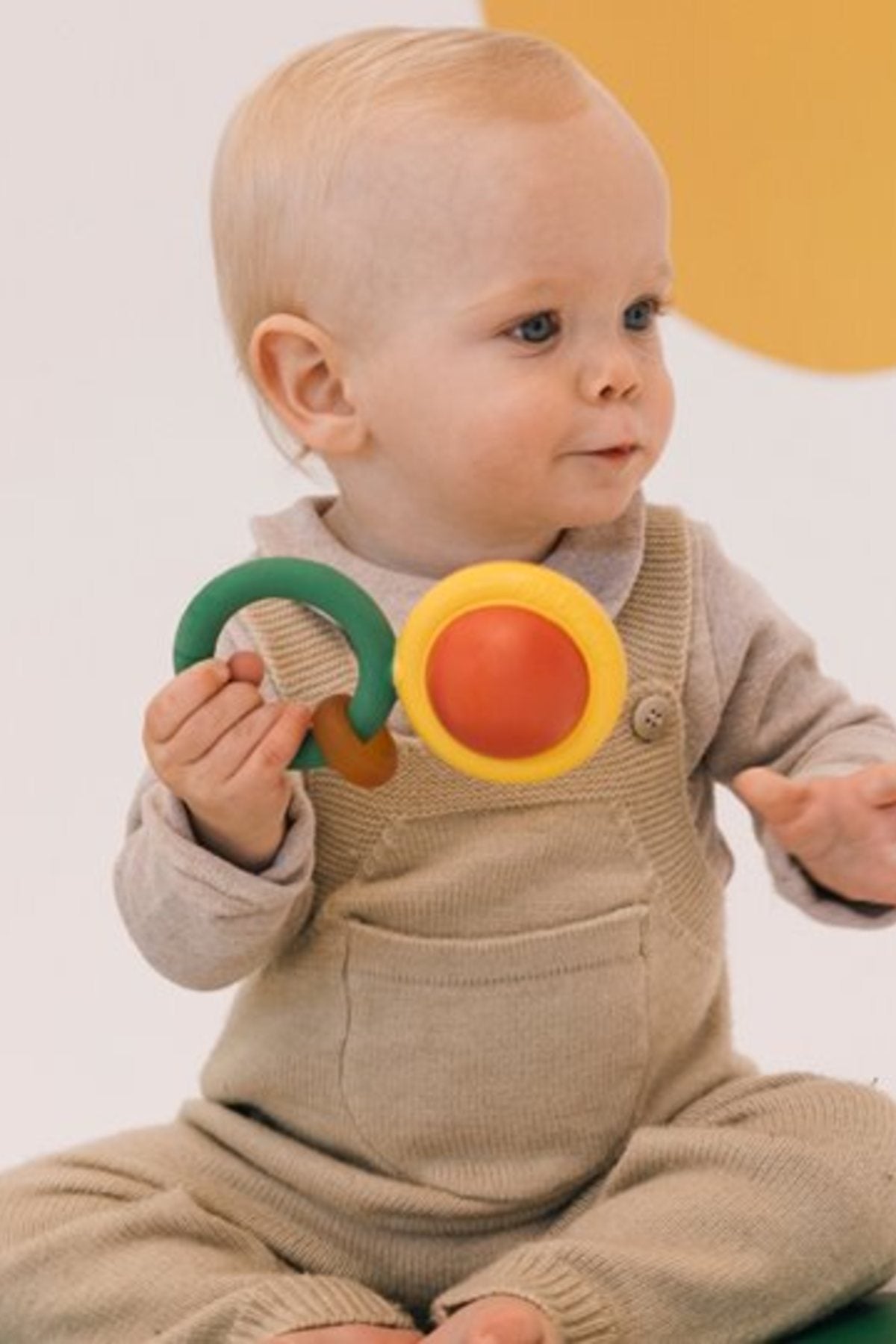 Grzechotka sensoryczna z kauczuku Evolutive Capsule RATTLE