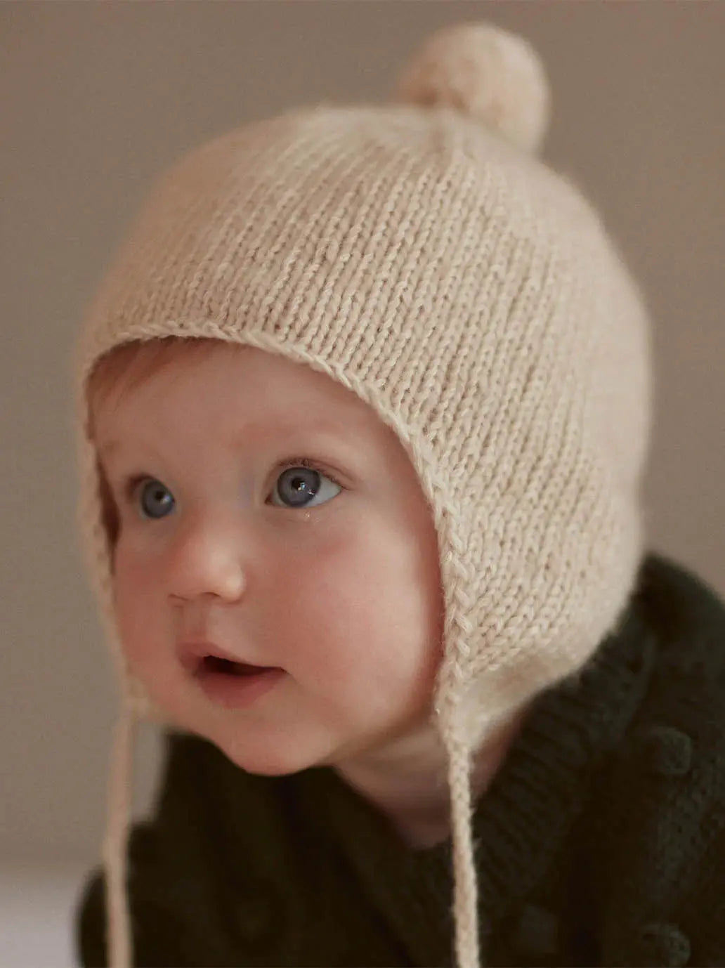Ciepła czapeczka z wełny merino z pomponem Mille Family BEBE Concept 