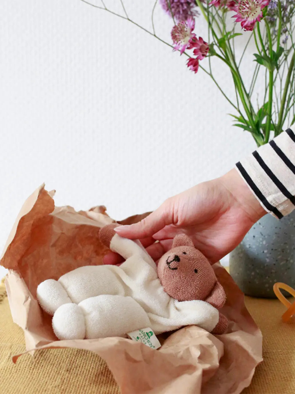 Lalka niemowlęca z grzechotką Terry Animal Doll Nanchen Natur BEBE Concept 