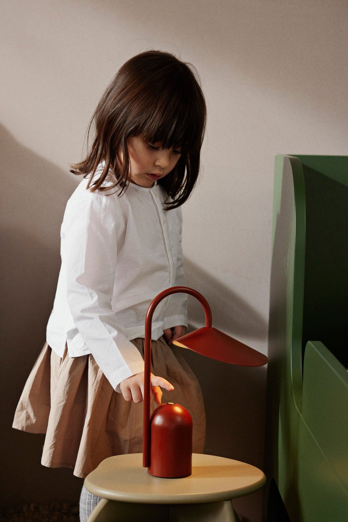 Bezprzewodowa lampka Arum Portable Lamp Ferm Living BEBE Concept 