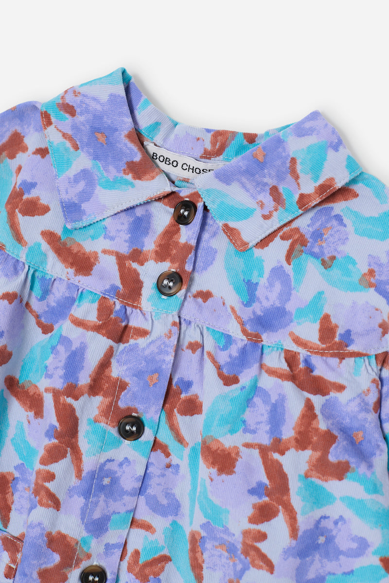 Aquarellfarben auf gewebtem Kleid