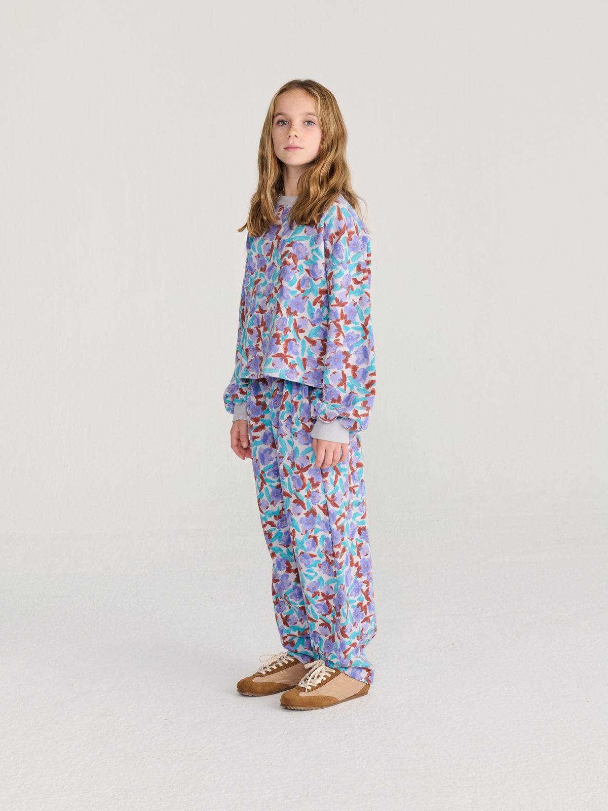 Pantalones deportivos tipo capullo con estampado de acuarela.