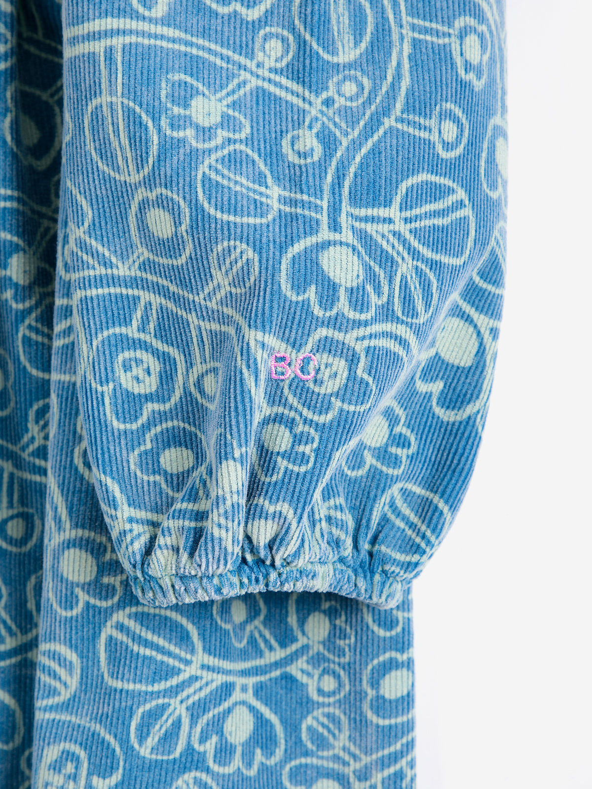 Robe en velours côtelé à fleurs esquissées