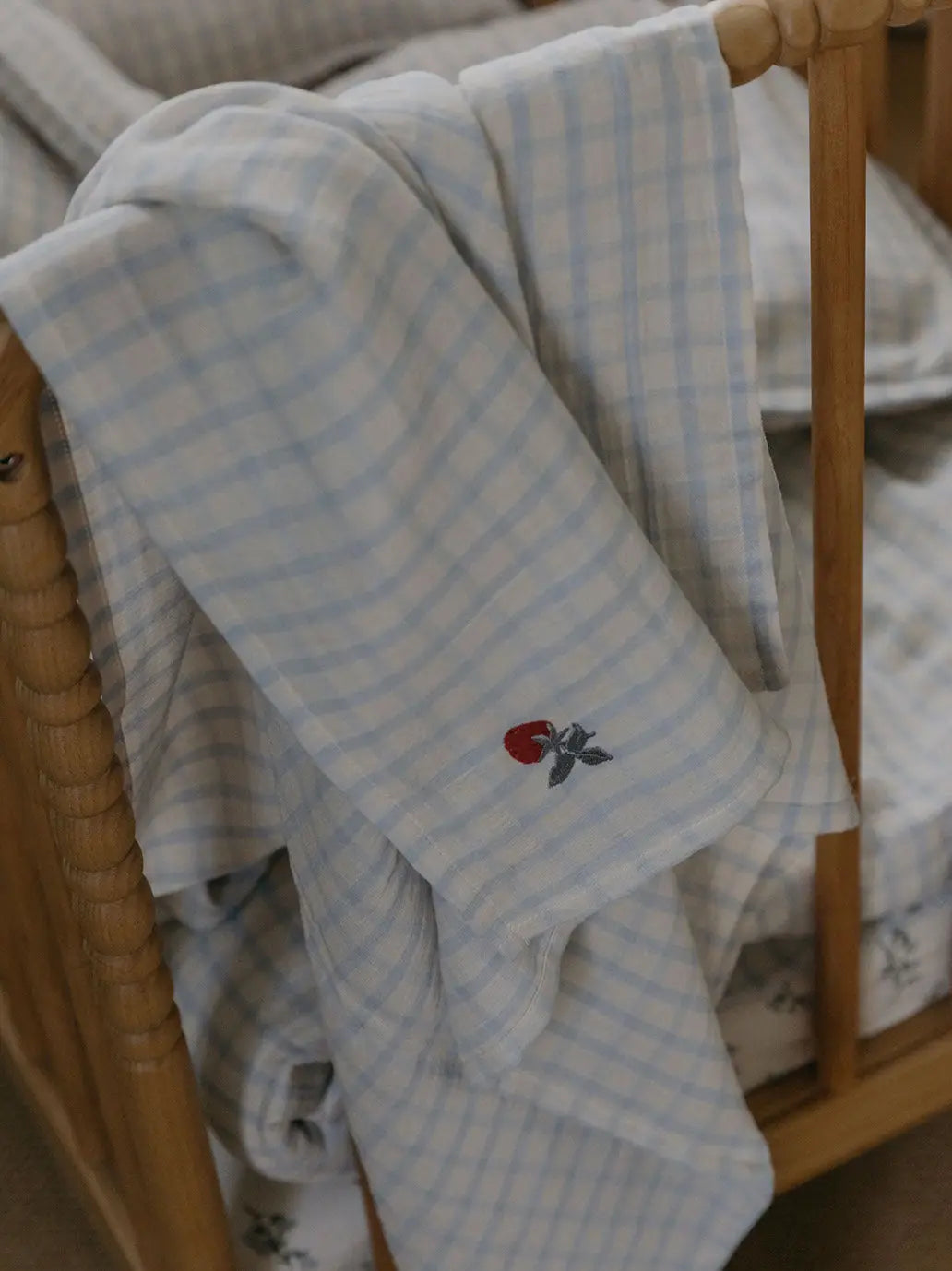 Muślinowy otulacz Gingham Sky Blue Garbo &amp; Friends BEBE Concept 