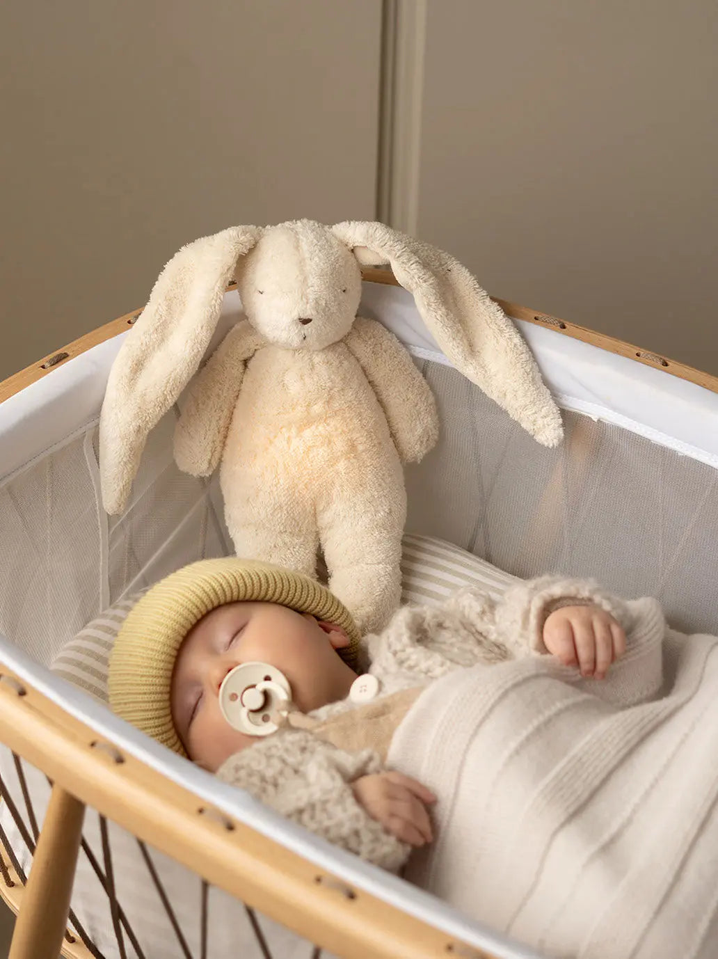 Szumiący króliczek organic z lampką nocną Moonie BEBE Concept 