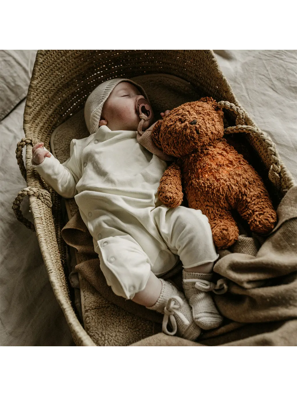 szumiący miś organic z lampką nocną Moonie BEBE Concept 