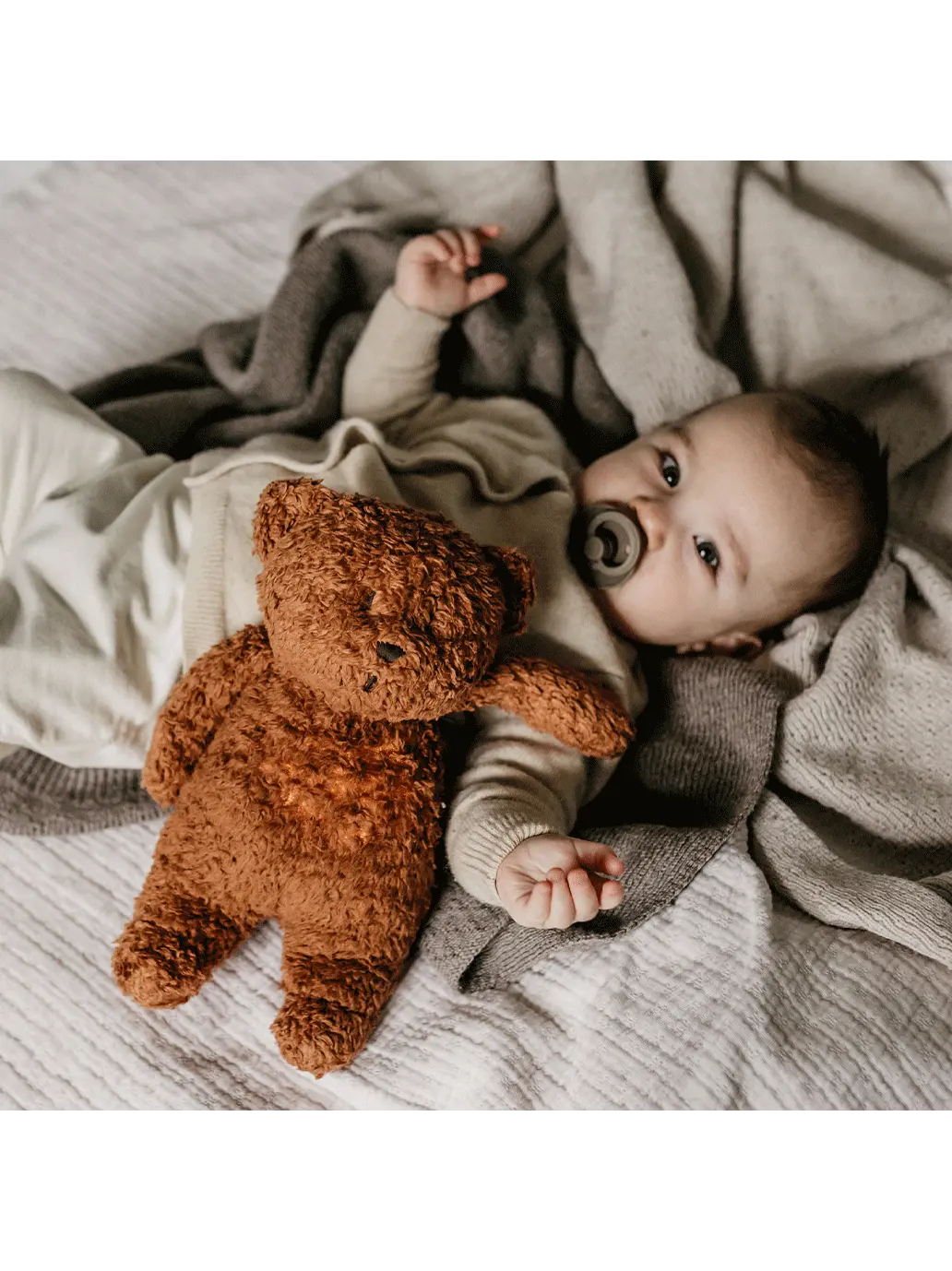 szumiący miś organic z lampką nocną Moonie BEBE Concept 
