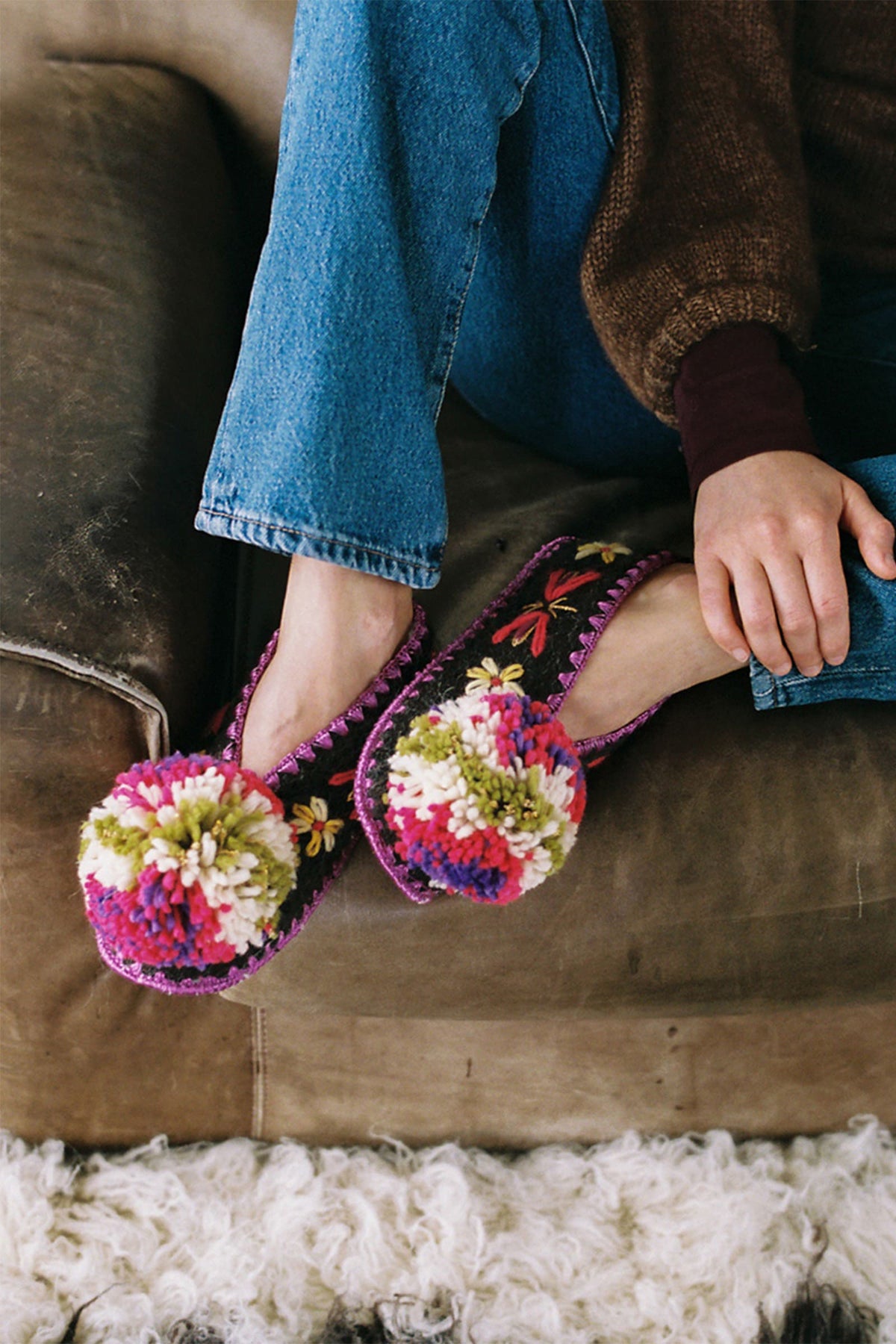 Pantoufles en laine marron papillon avec pompon BUTTERFLY BROWN
