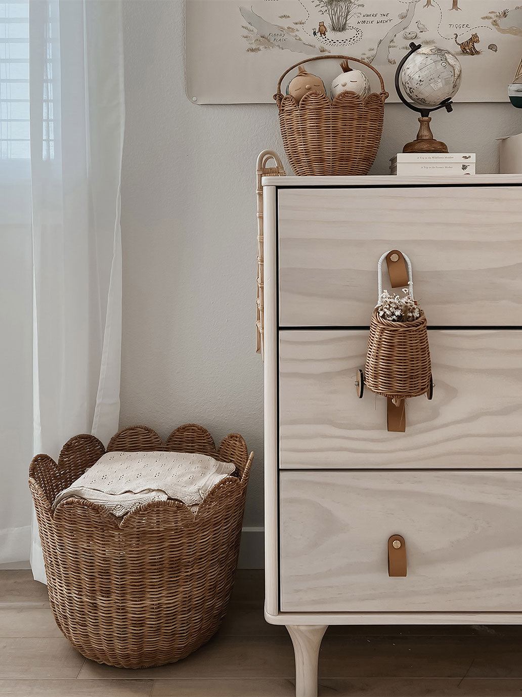 Rattanowy kosz na zabawki Tulip Basket Olli Ella BEBE Concept 