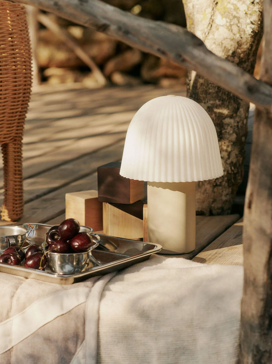 Bezprzewodowa lampka Frill Portable Lamp Ferm Living BEBE Concept 