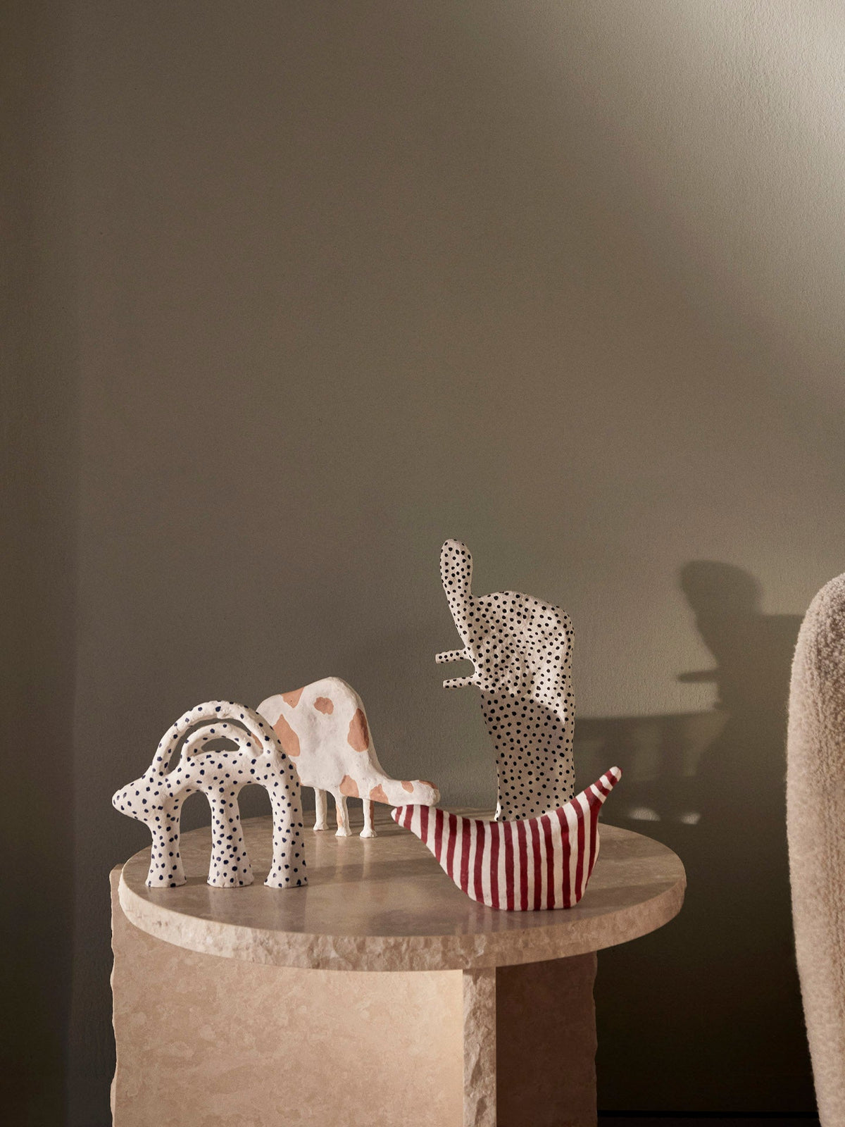 Dekoracyjna rzeźba papier mâché Ferm Living BEBE Concept 