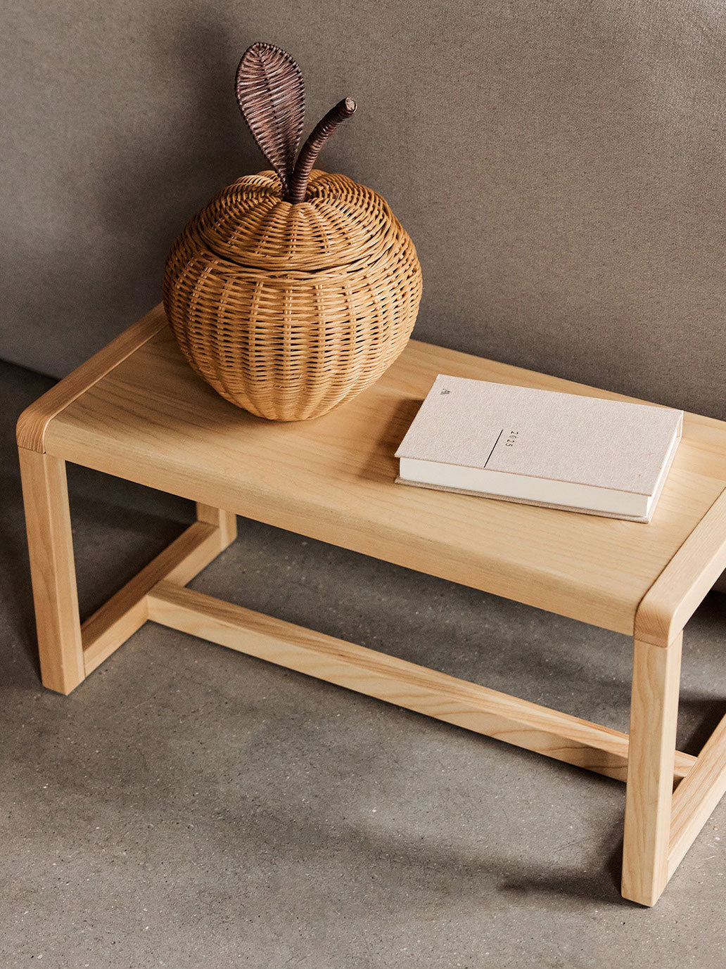 Drewniana ławka Little Architect Ferm Living BEBE Concept 
