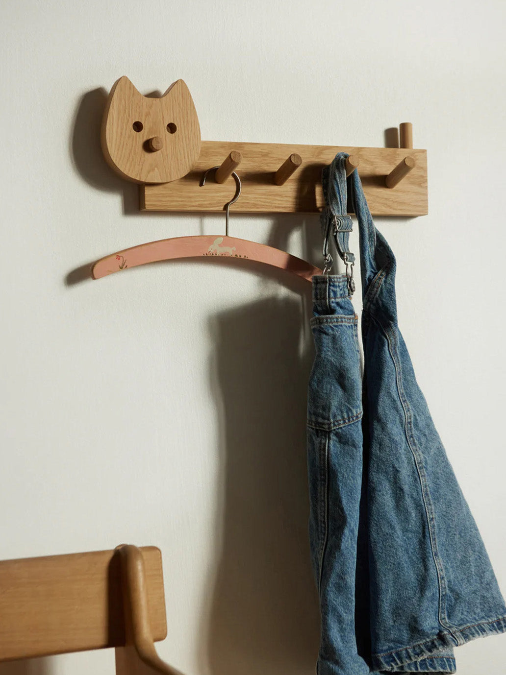 Drewniany wieszak Kot Minor Things BEBE Concept 