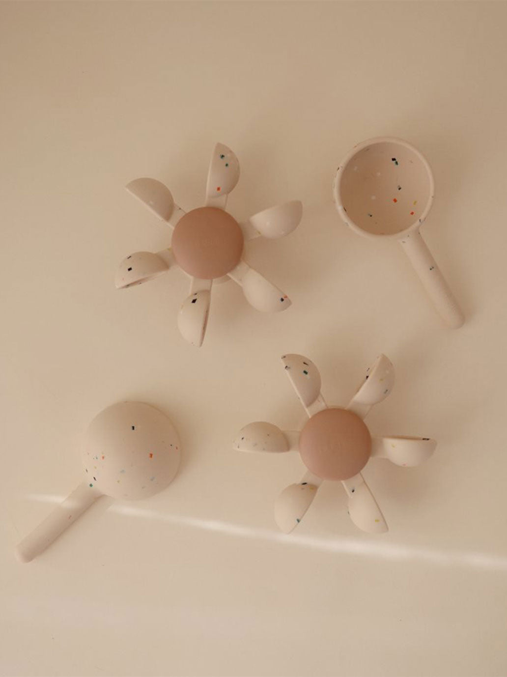 Spinner kąpielowy z przyssawką Water Wheel Mushie BEBE Concept 