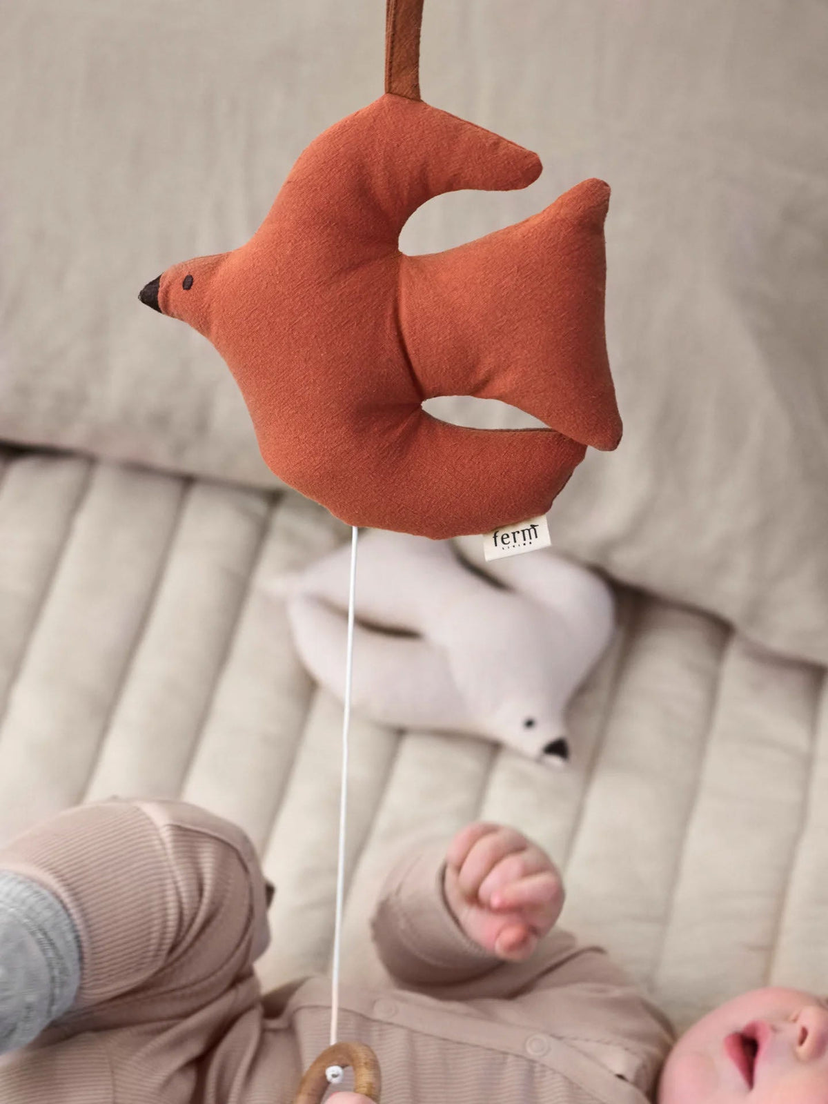 Zawieszka z pozytywką Swif Bird Ferm Living BEBE Concept 