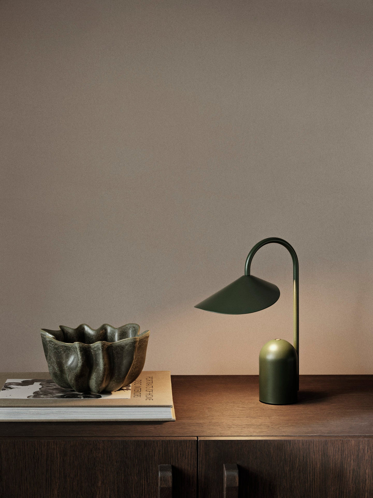Bezprzewodowa lampka Arum Portable Lamp Ferm Living BEBE Concept 