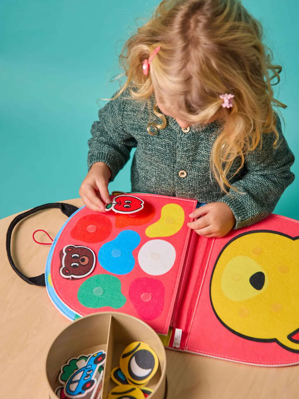 Miękka książeczka aktywizująca Montessori OMY BEBE Concept 