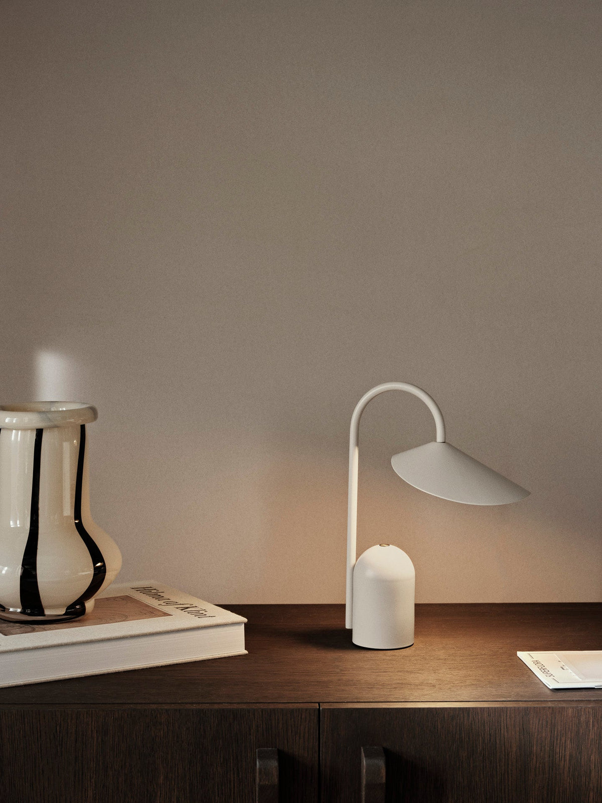 Bezprzewodowa lampka Arum Portable Lamp Ferm Living BEBE Concept 