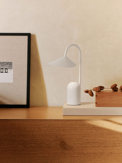 Bezprzewodowa lampka Arum Portable Lamp Ferm Living BEBE Concept 