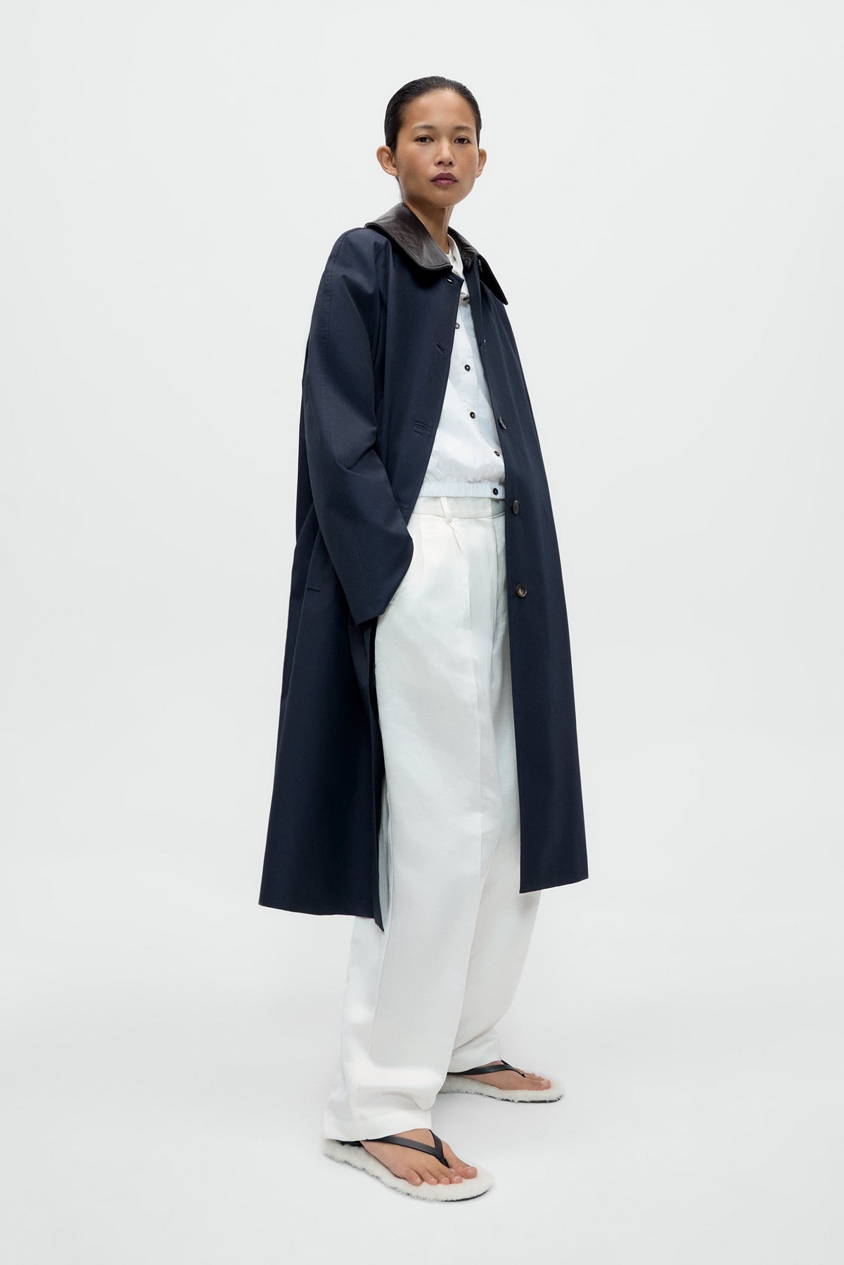 Gabardina con cuello de cuero