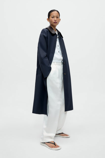Gabardina con cuello de cuero