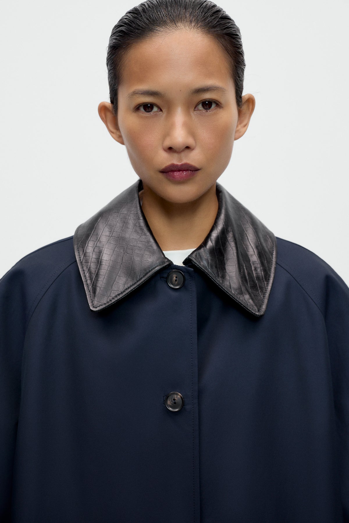Gabardina con cuello de cuero