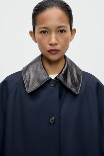 Gabardina con cuello de cuero