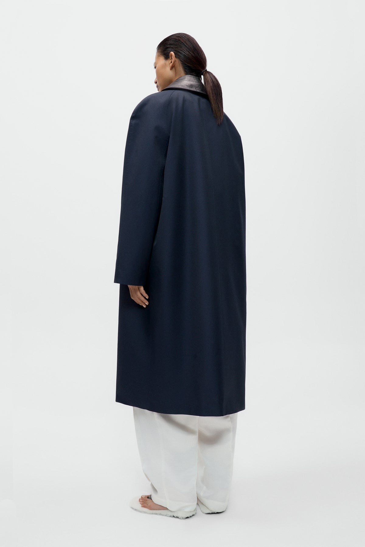Gabardina con cuello de cuero