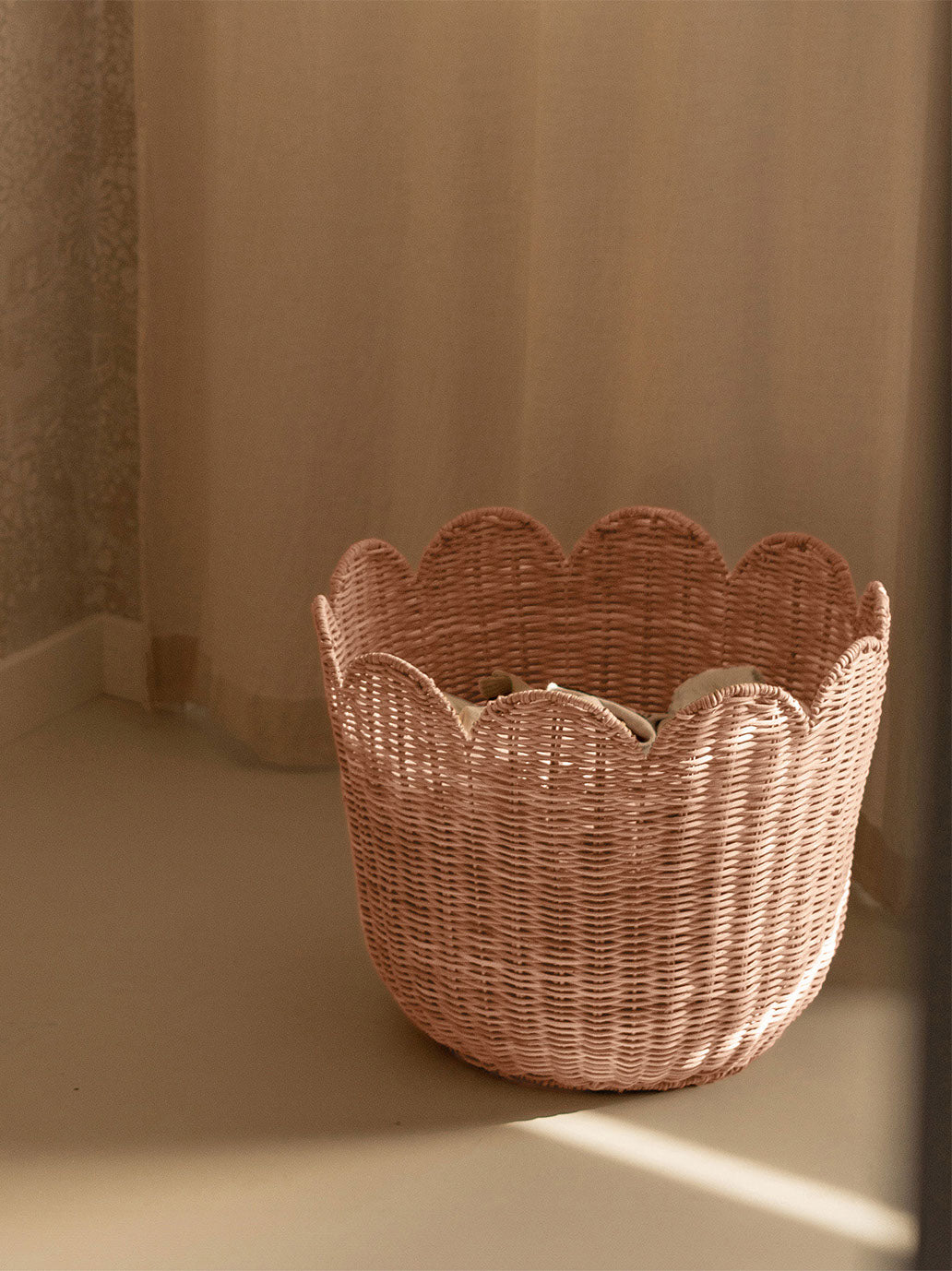 Rattanowy kosz na zabawki Tulip Basket Olli Ella BEBE Concept 