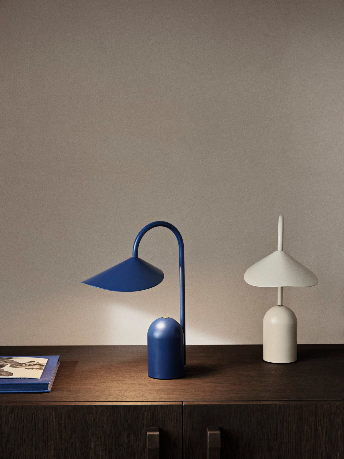 Bezprzewodowa lampka Arum Portable Lamp Ferm Living BEBE Concept 
