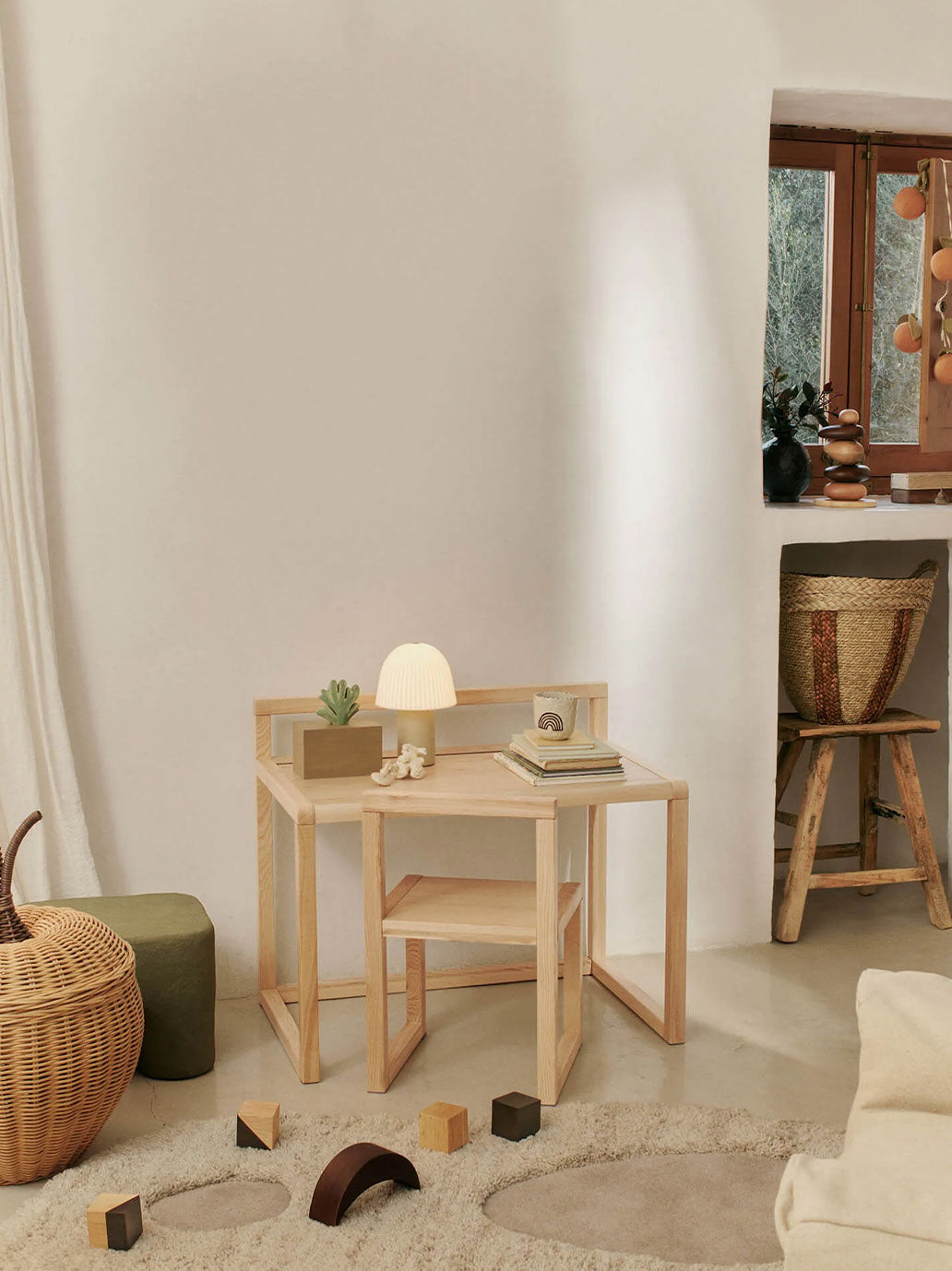 Drewniane biurko Little Architect Ferm Living BEBE Concept 