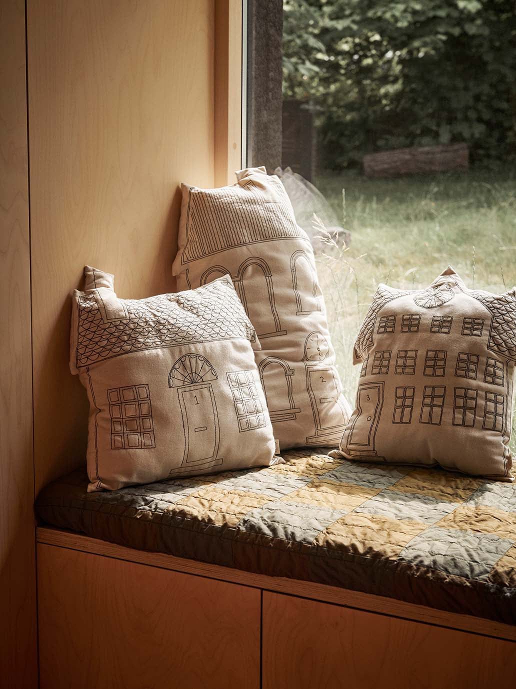 Ozdobna poduszka Abode Cushion Ferm Living BEBE Concept 