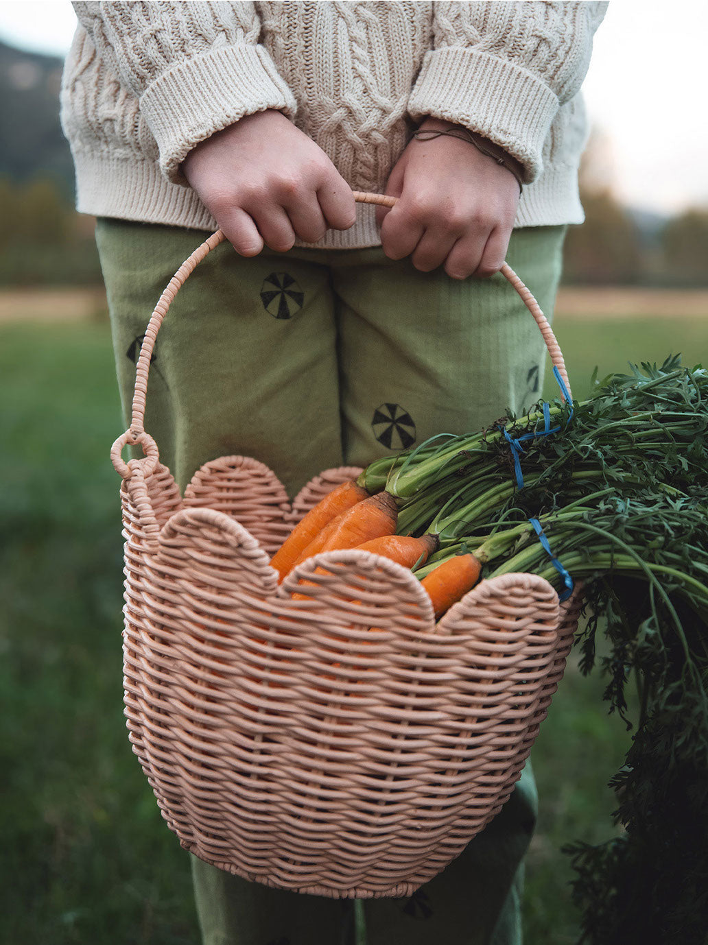 Rattanowy koszyk Tulip Carry Basket Olli Ella BEBE Concept 
