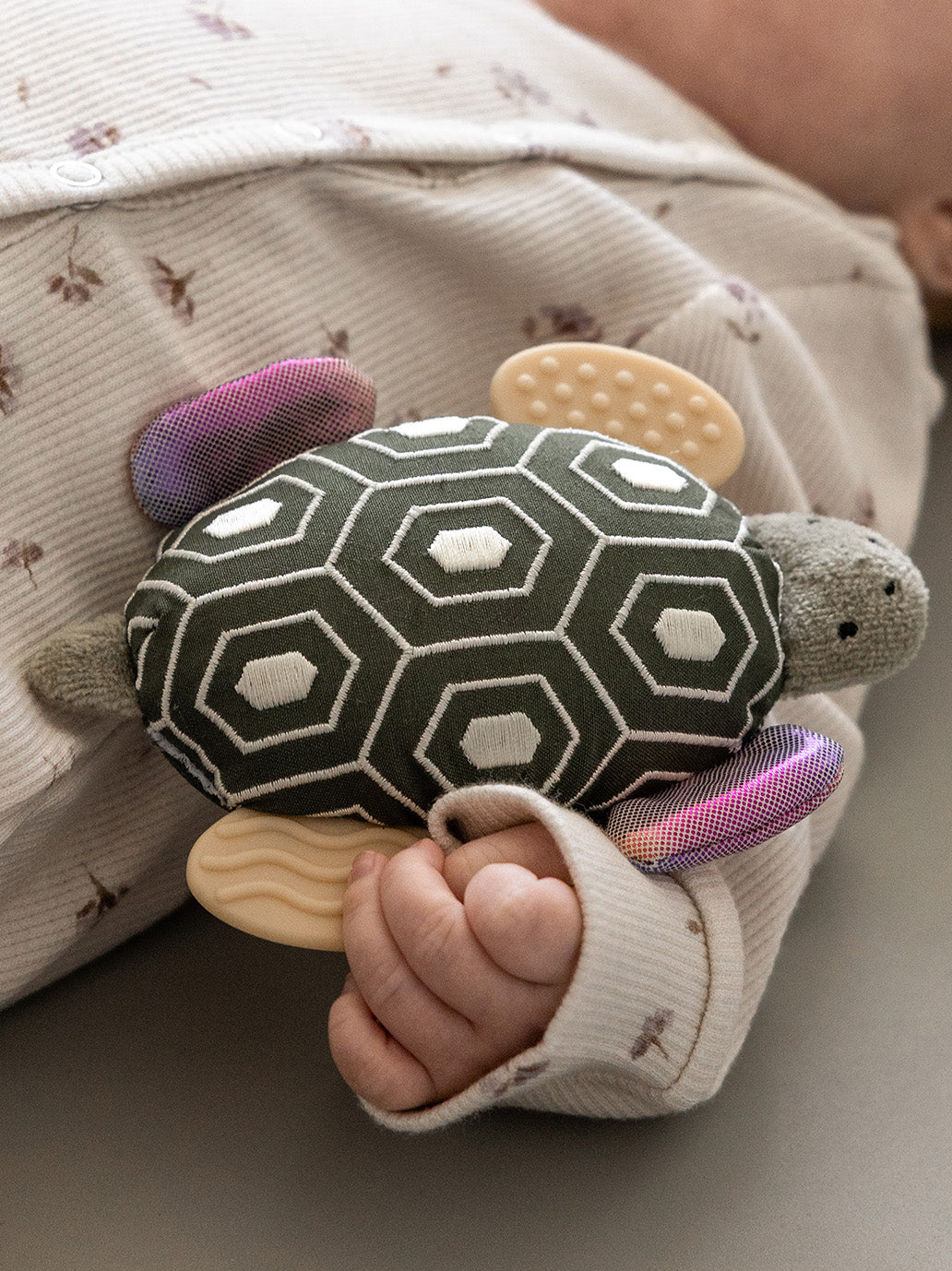 Sensoryczna zabawka z lusterkiem Turbo Turtle Sebra BEBE Concept 