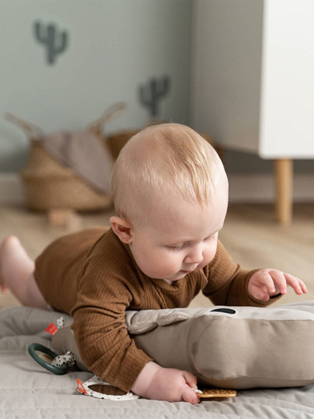 Poduszka do leżenia na brzuszku Tummy Time Done by Deer BEBE Concept 