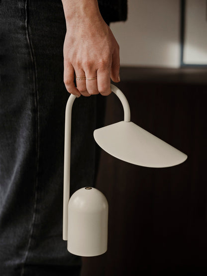 Bezprzewodowa lampka Arum Portable Lamp Ferm Living BEBE Concept 
