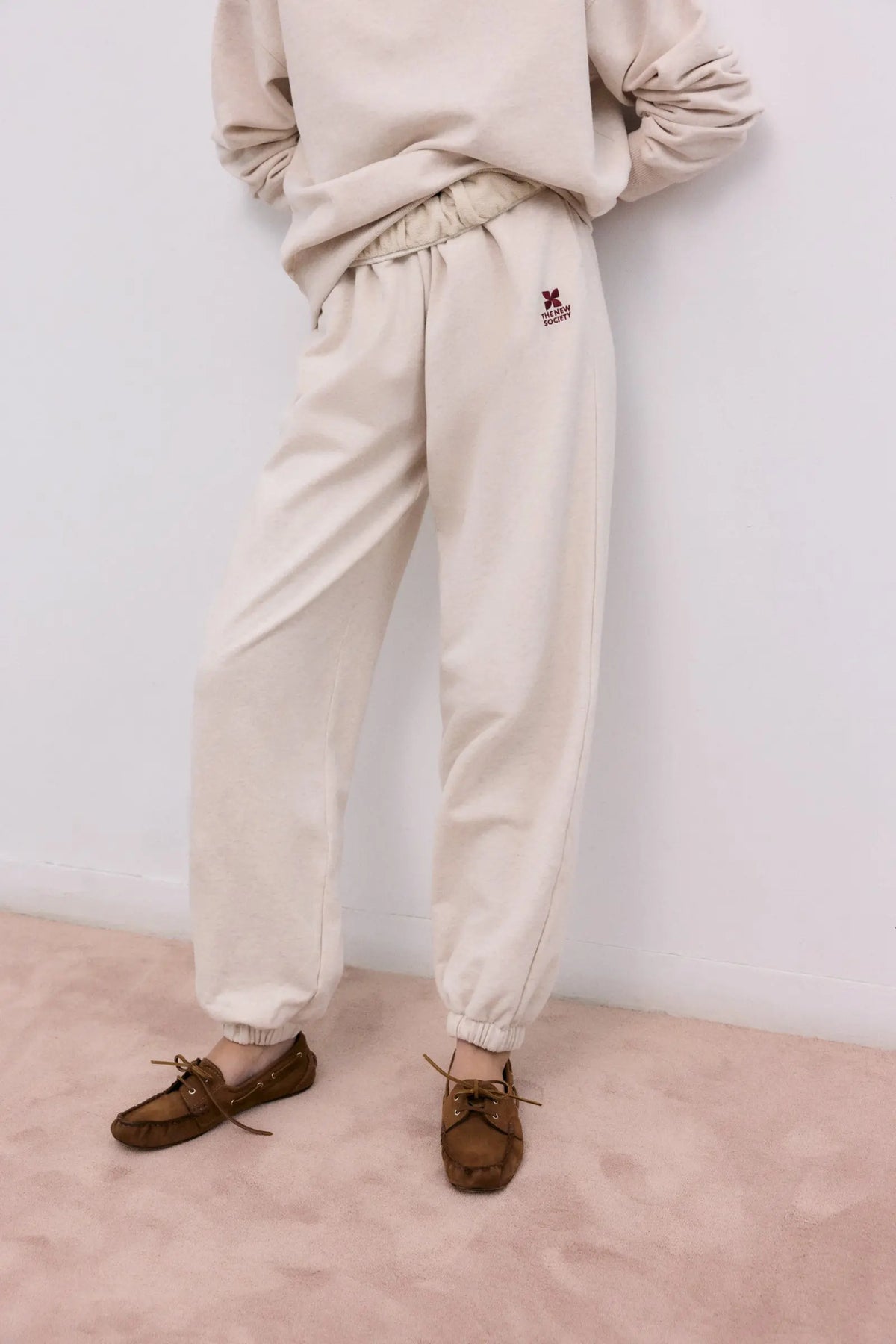 TNS Logo Woman Jogging Sand Vigore The New Society BEBE Concept 