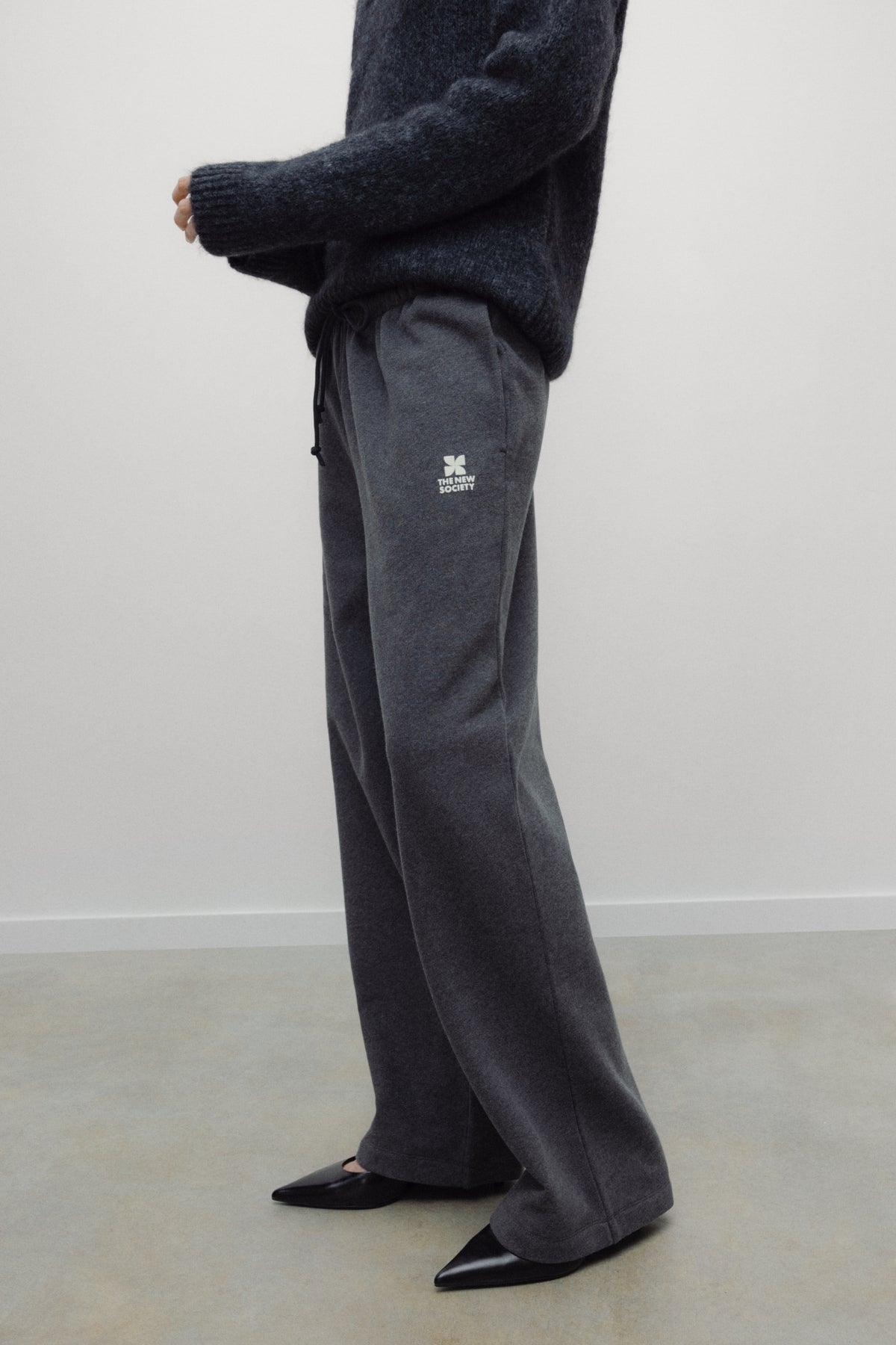 Dámské joggingové kalhoty TNS Logo v tmavě šedém melanžovém provedení DARK GREY MELANGE